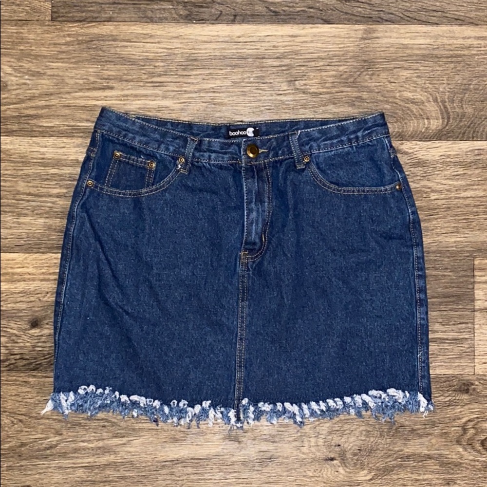 Cute dark-wash denim skirt